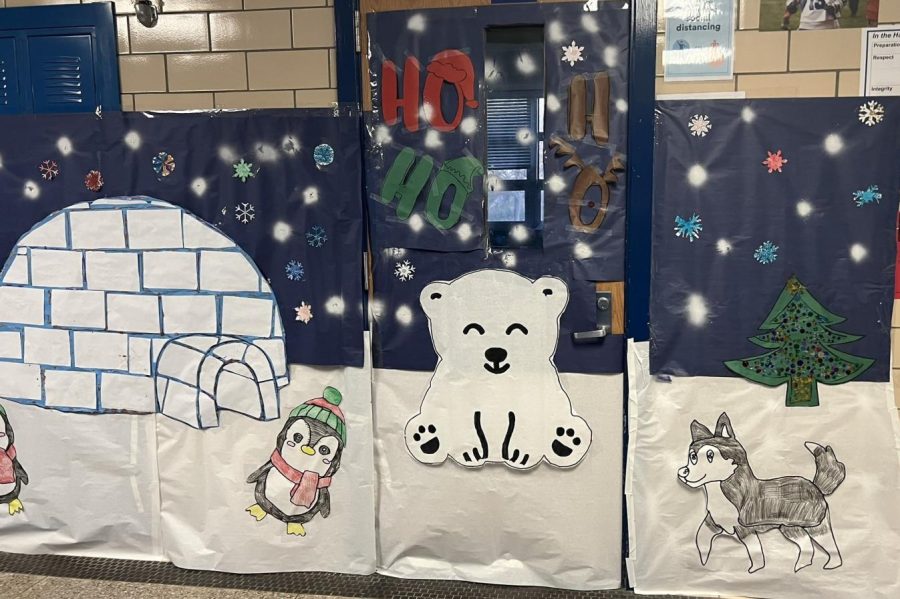 Kenwood+gets+in+the+holiday+spirit+with+the+SGA+door+decorating+contest.+