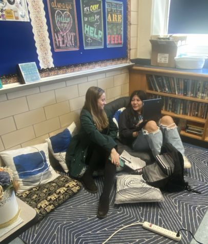 Students working together in Ms. Singles flexible seating cozy corner. 